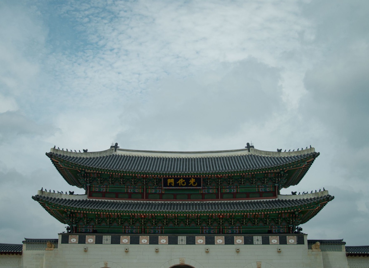 Palacio Kyeongbokgung con elementos tradicionales