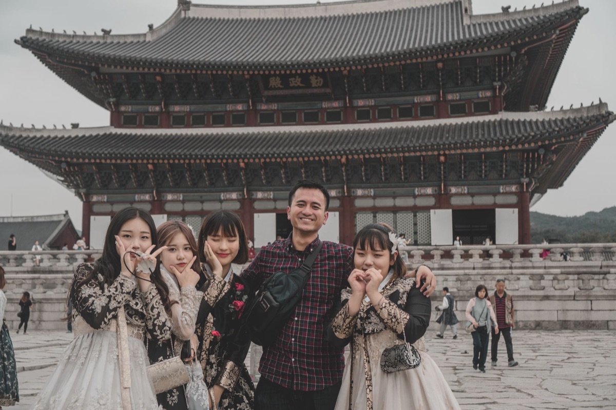 Un'area espositiva con abiti tradizionali coreani all'interno del palazzo reale di Gyeongbokgung.