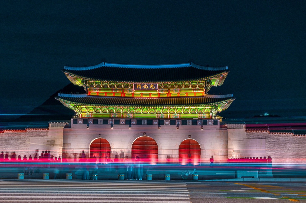 Un'area fotografica all'interno del Gyeongbokgung con elementi decorativi tradizionali coreani.