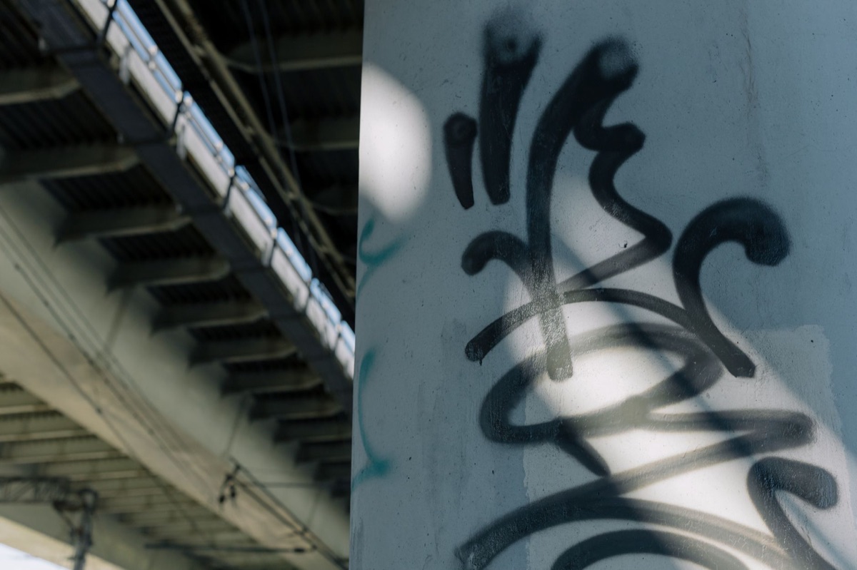 Rue de Hongdae avec graffitis