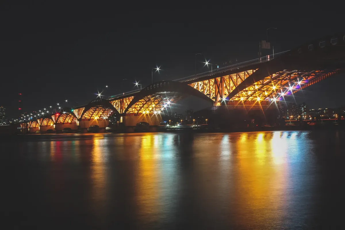 首爾Banpo大橋迷人夜景，反射漢江的燈光。