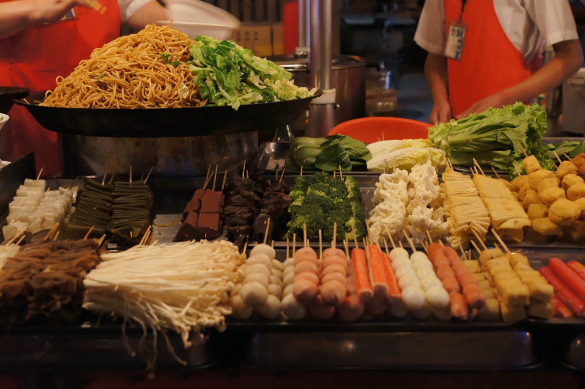 韓国市場で感じる生々な街食の香り