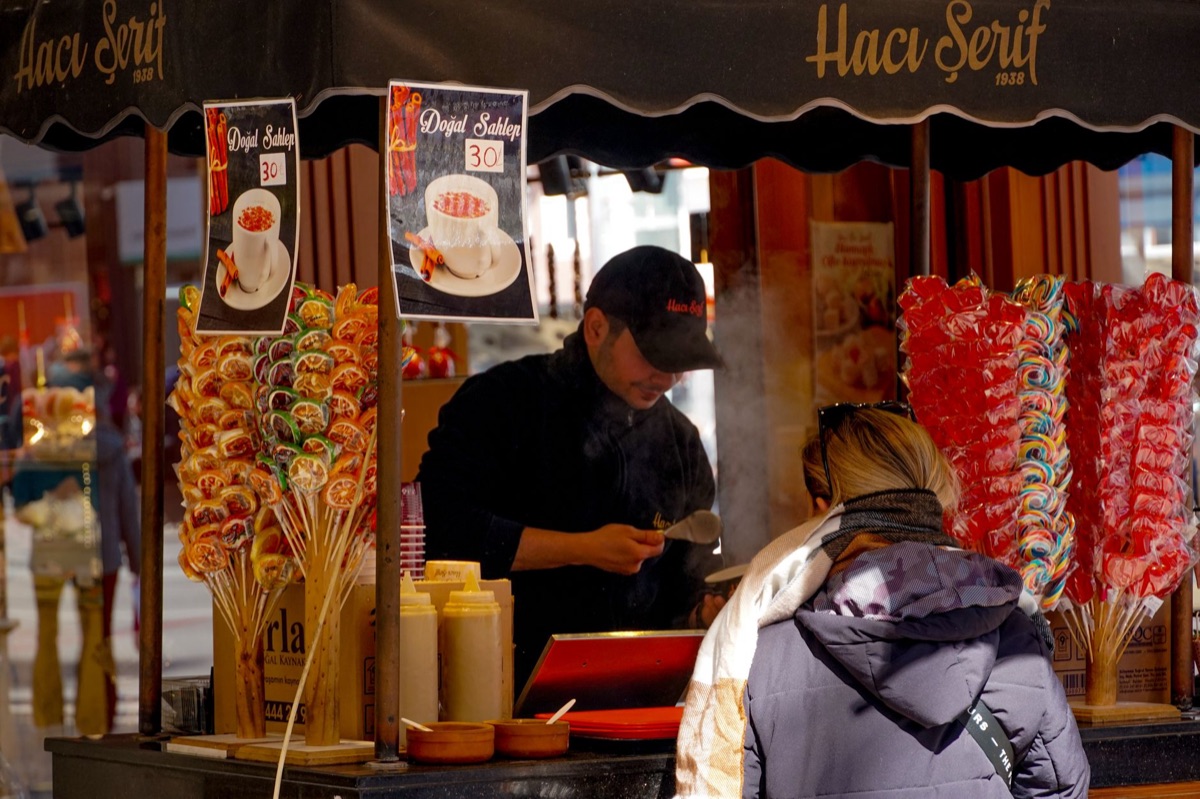Vendedor de sopa picante em mercado de Seul