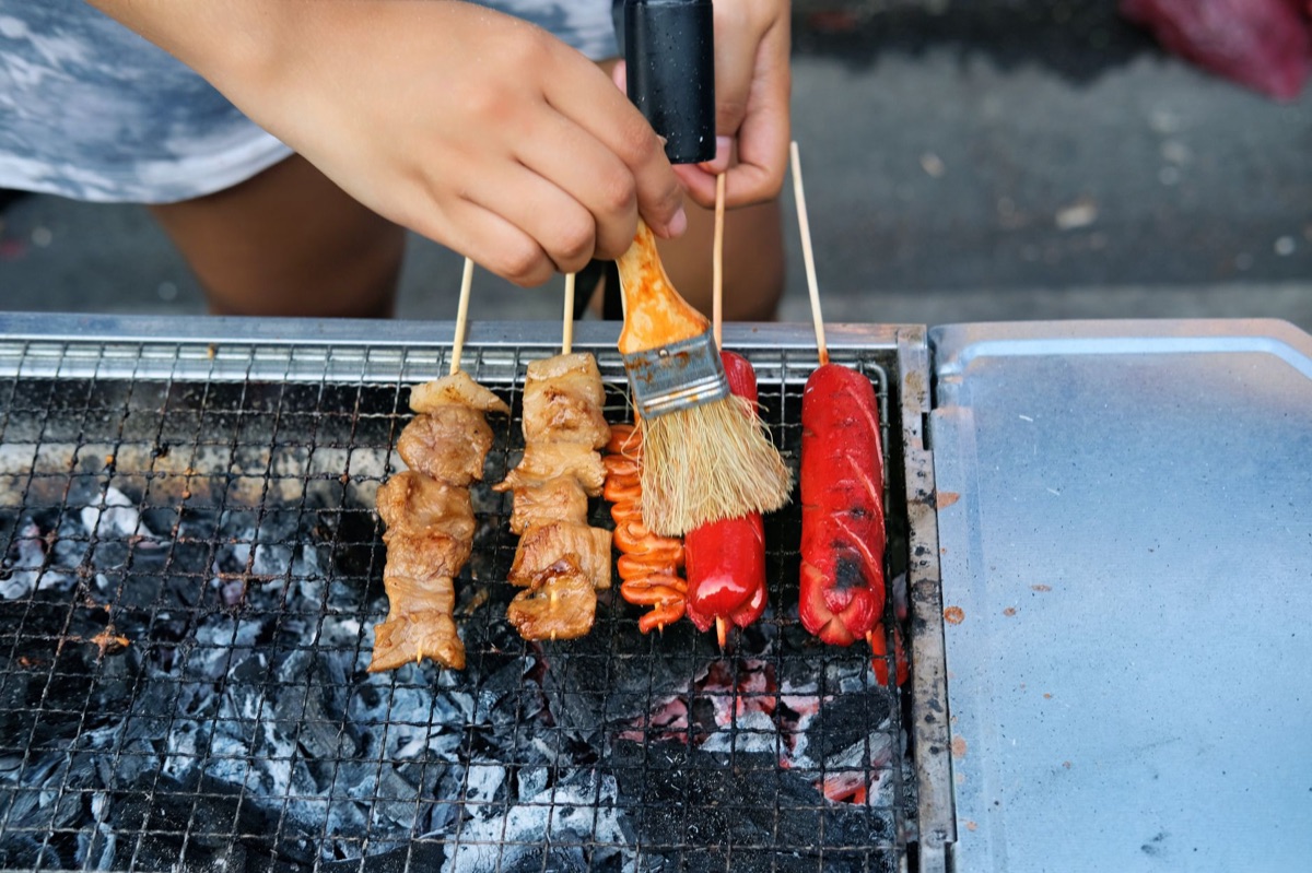 韓國街邊美食攤位與炭烤爐
