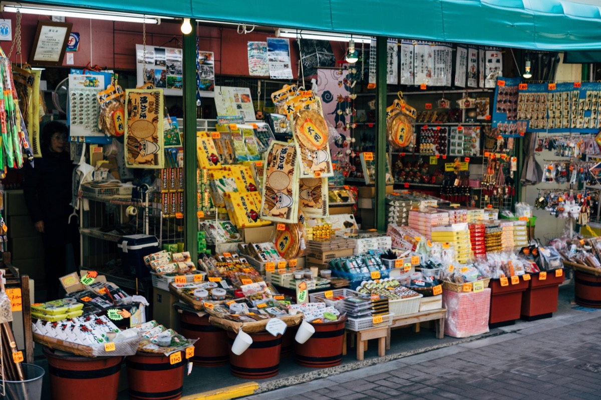 Une vitrine de magasin de souvenirs coréen