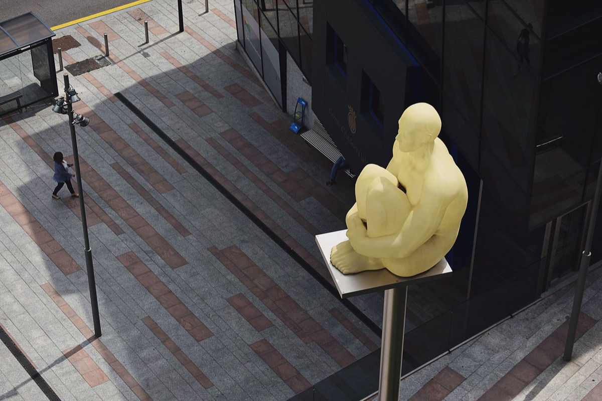 K-pop idol in front of samsung building