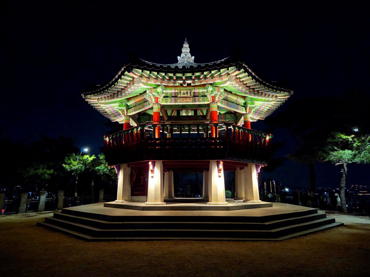 Modern and traditional blend in Seongsu-dong