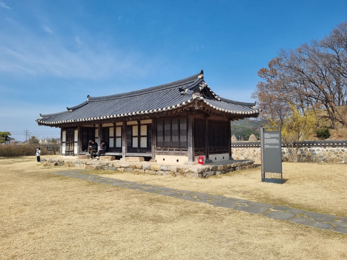 Tradizionale casa in stile hanok con porta rossa