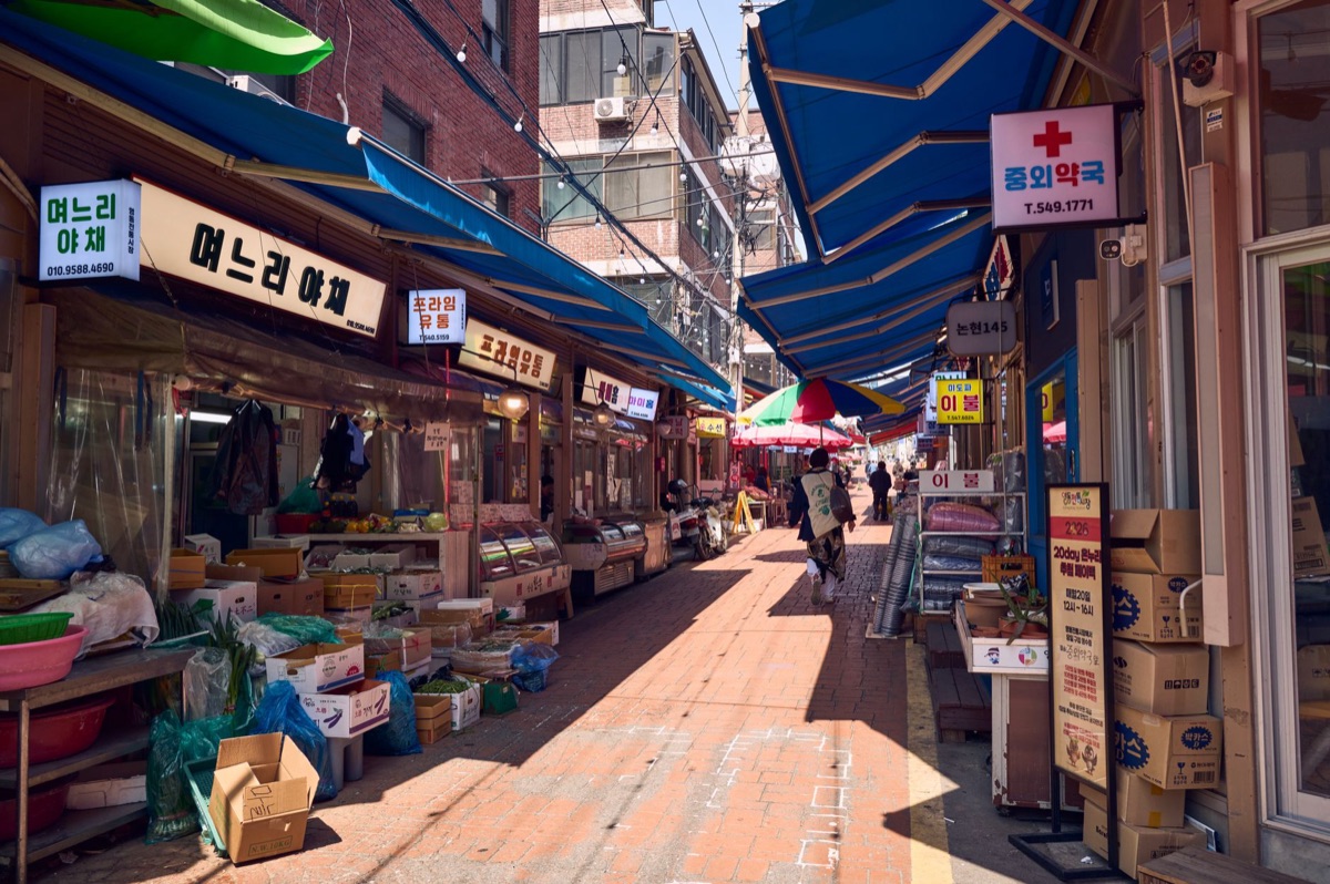 Mercato tradizionale coreano con stand colorati