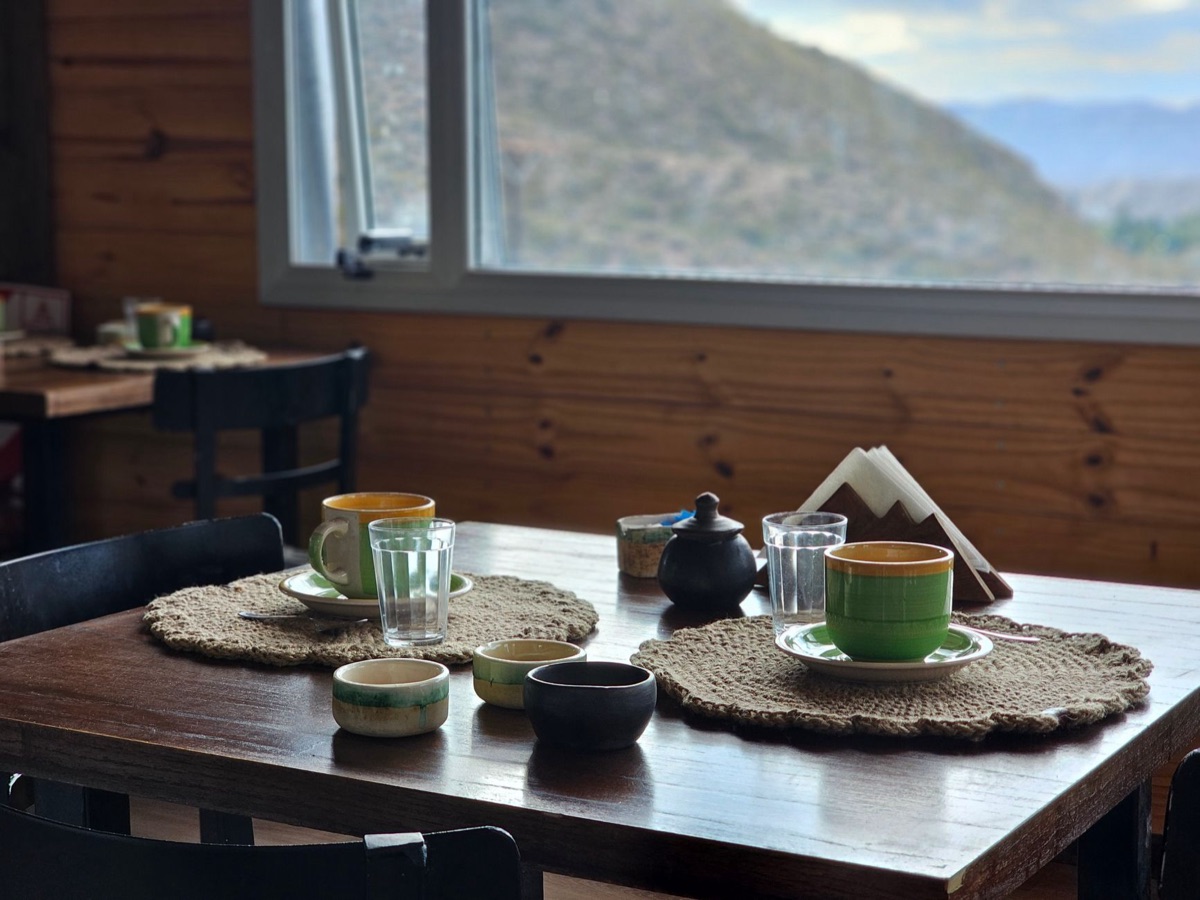Kafe-Interieur mit Holztisch und Porzellanmatten