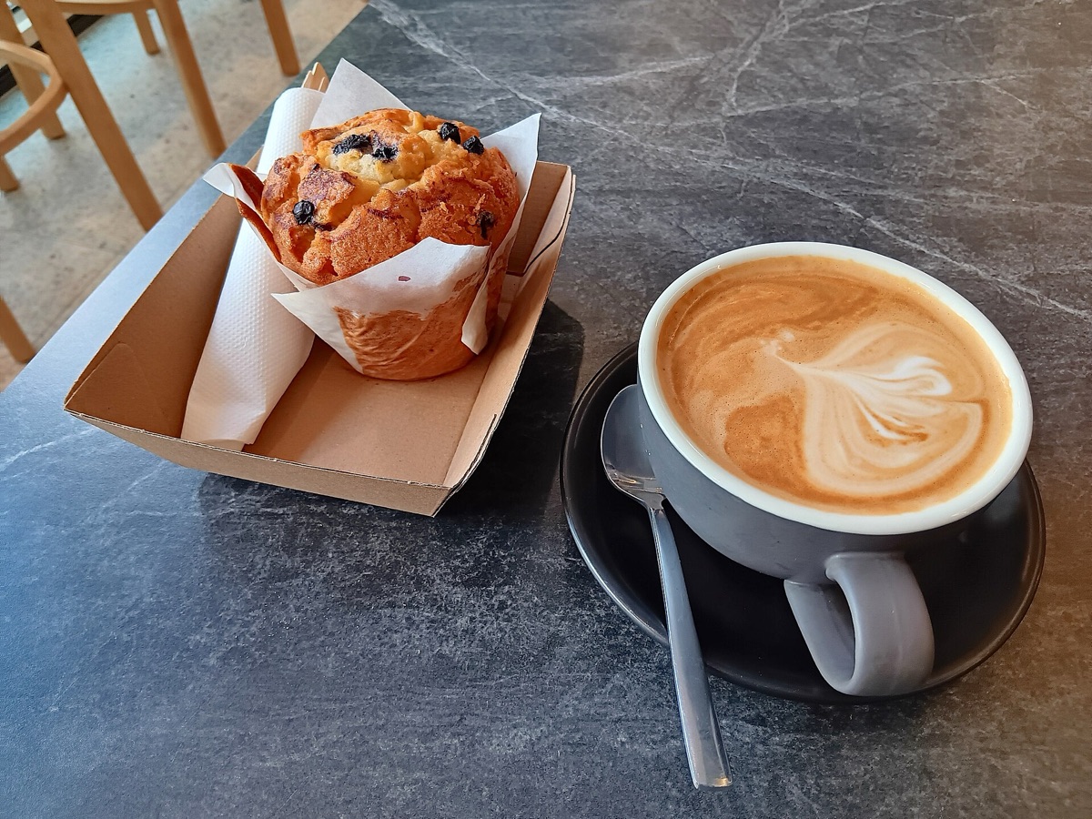 Café de Seúl con café y pastel