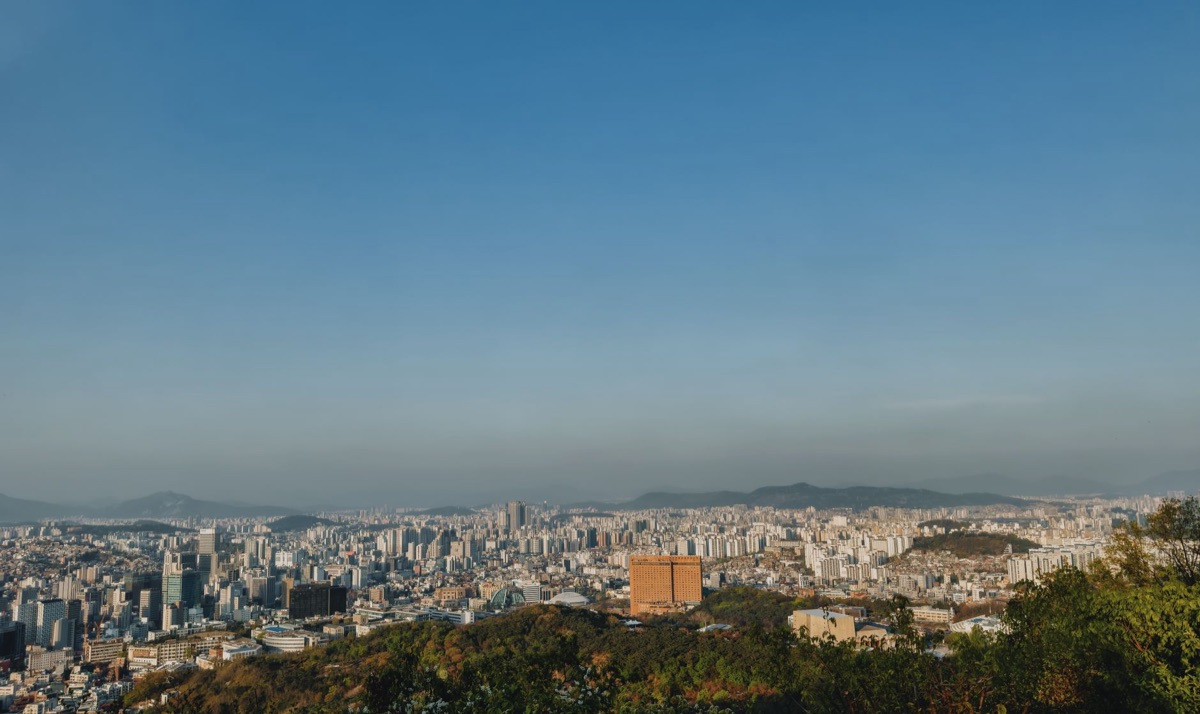 Vista de Seúl desde una ventana de café