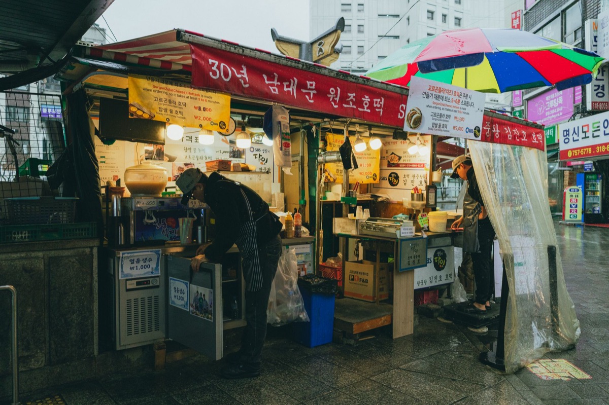 rue de Seoul avec stand de marché traditionnel