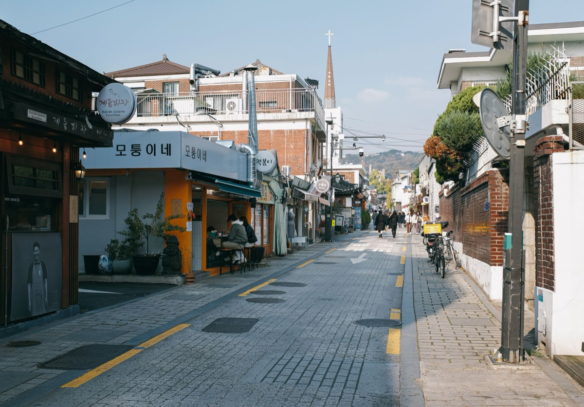 cafe de Seoul avec locaux assis en extérieur