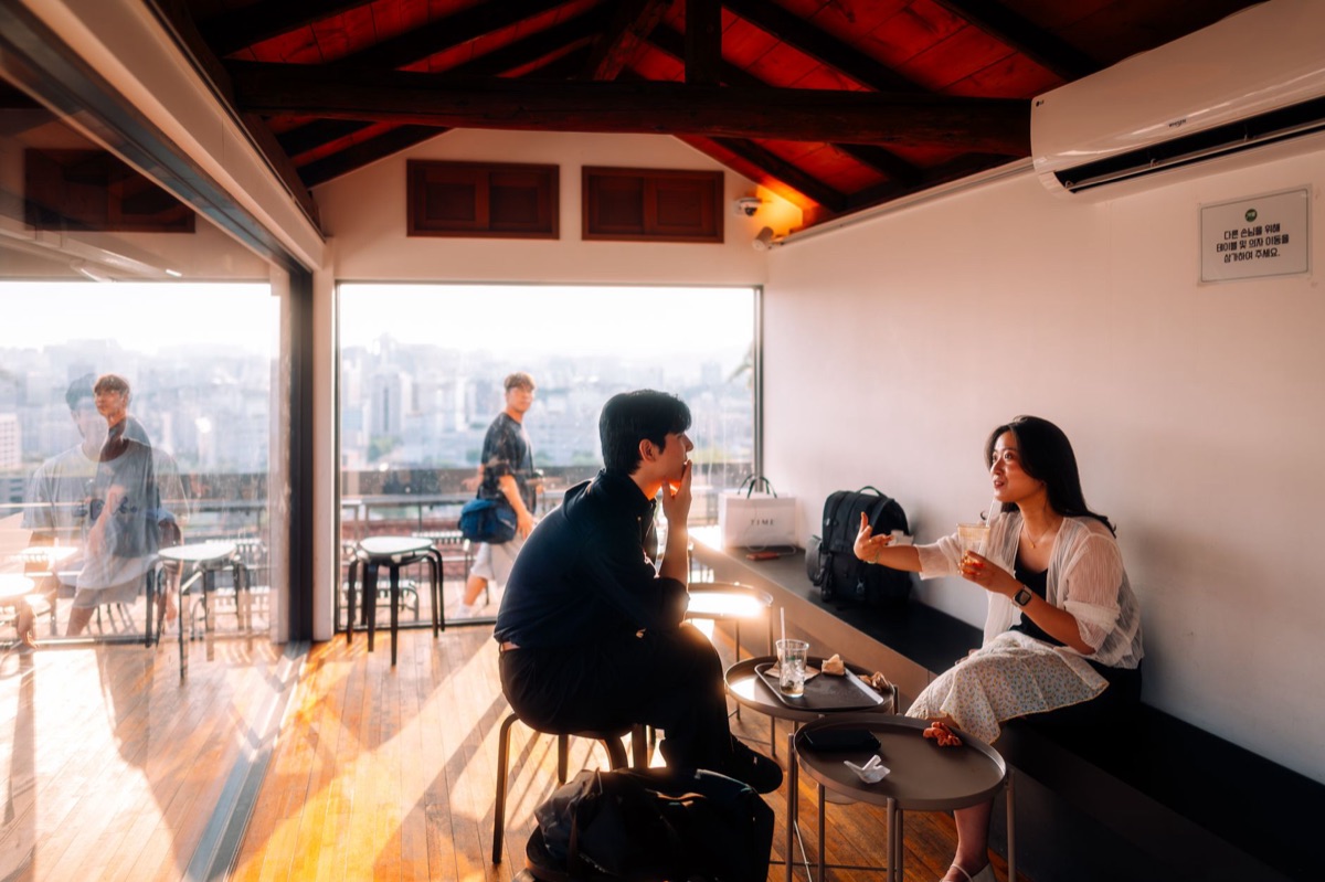 vista da finestra di un caffè a seoul