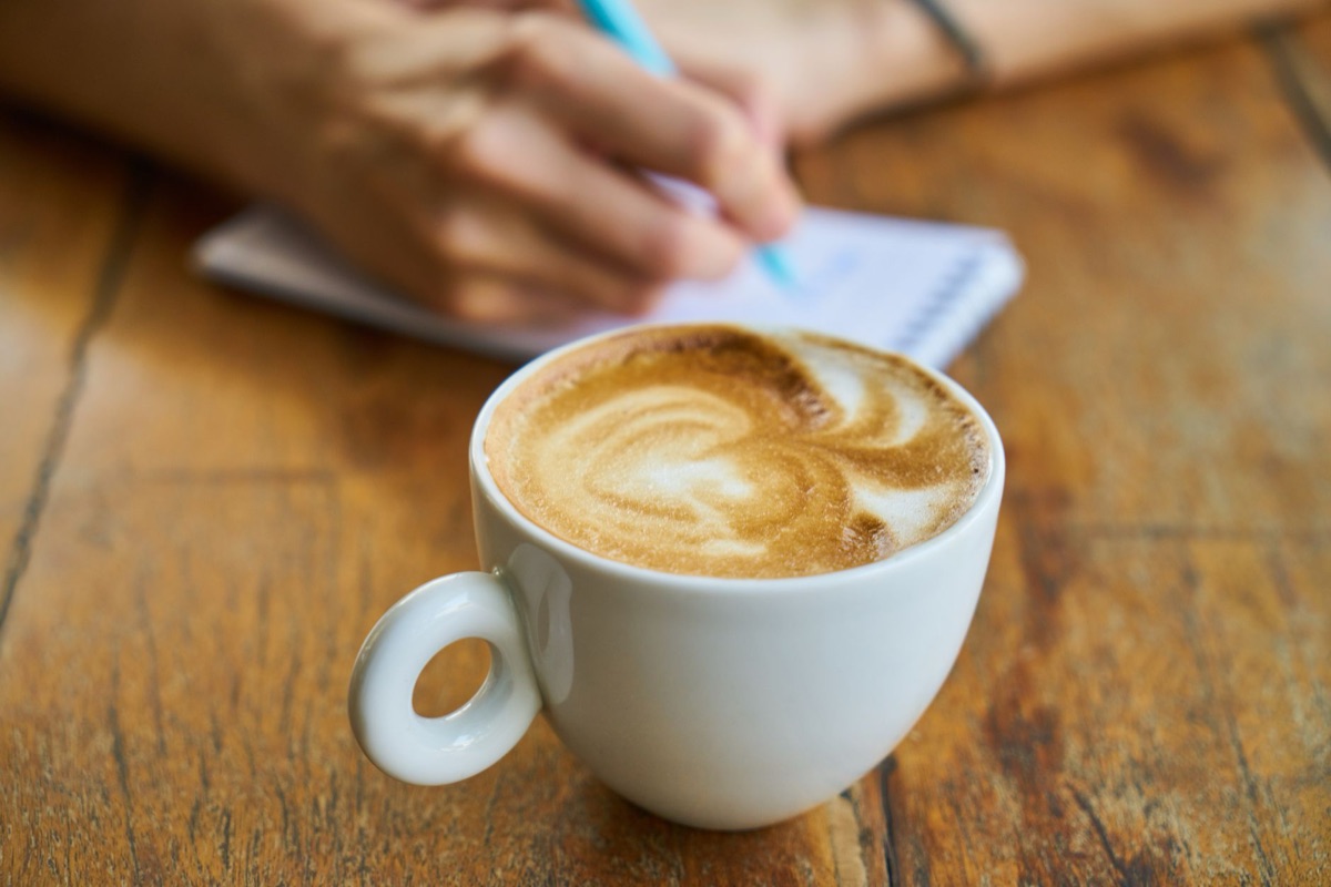 ソウルのカフェ：テーブルにコーヒーとノート