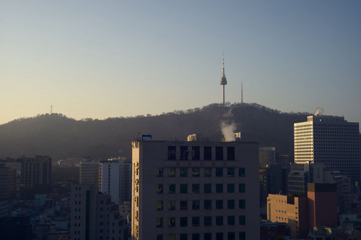 janela de cafe com paisagem de Seul