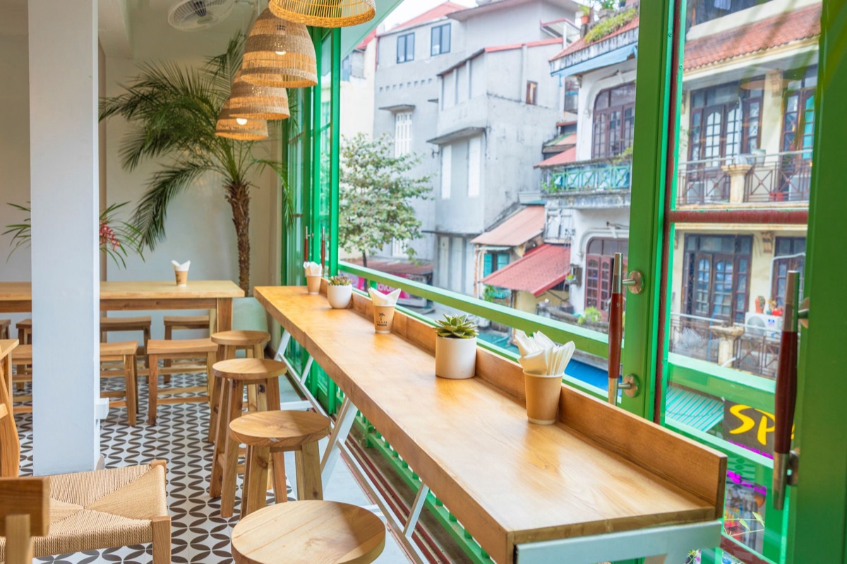 首爾咖啡店內景與 hanging plants
