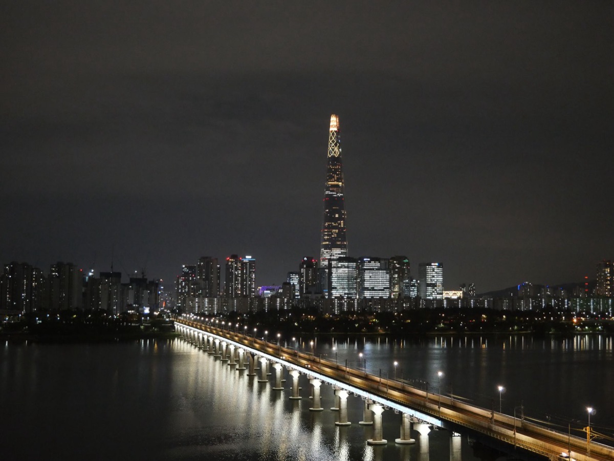 Bar a tetto di Seoul al crepuscolo
