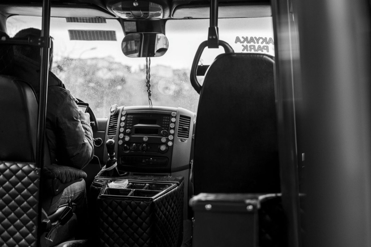 Piazzale per autobus con conducente in attesa