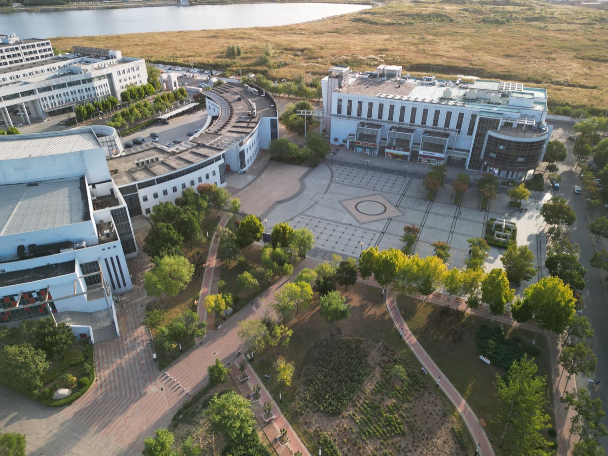 首爾科學技術大學校內建築：航拍校內現代建築與綠意空間
