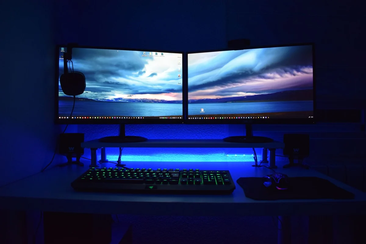 Dos monitores colocados en la mesa para la productividad