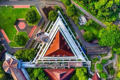 268 naar 613 km²: Groei van Stad en Academische Visie