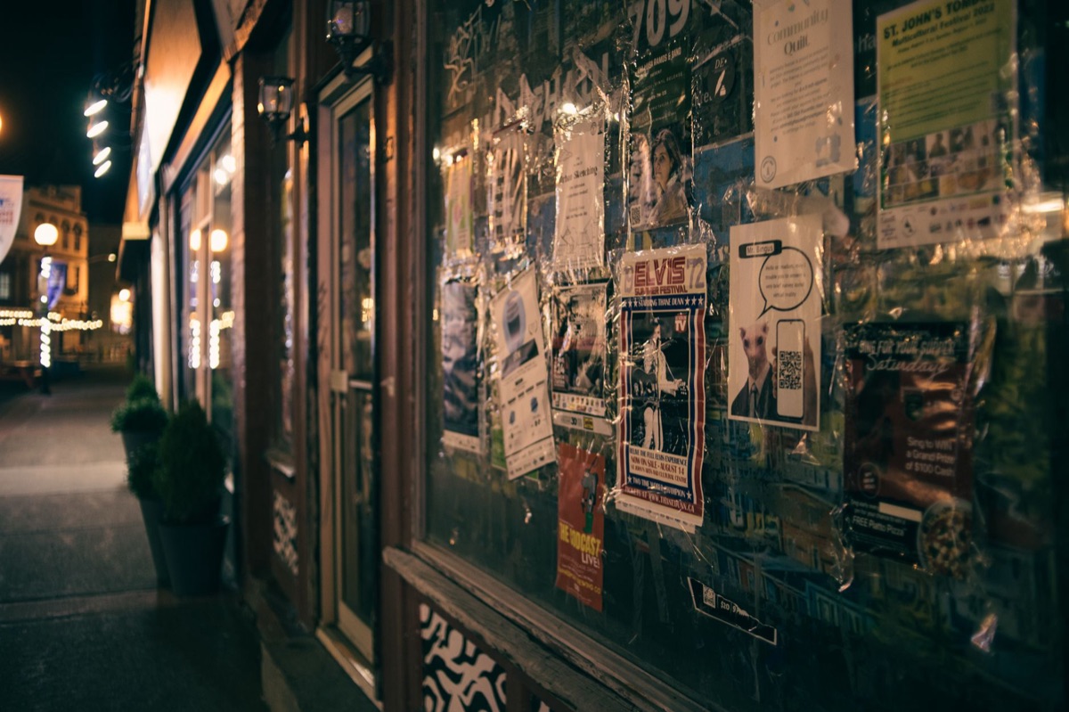 Ventana de una tienda de pop-up en Seongsu-dong