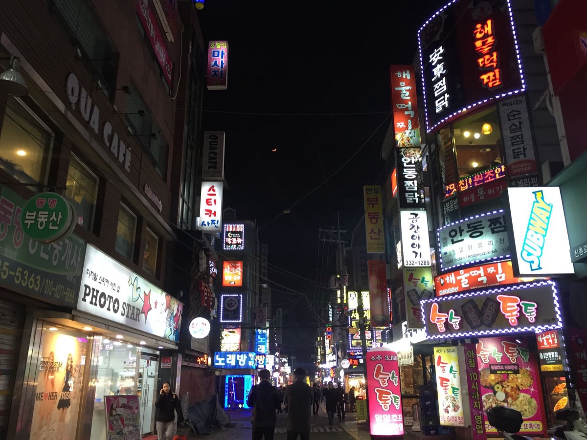 성수동 편집숍 내부 밤
