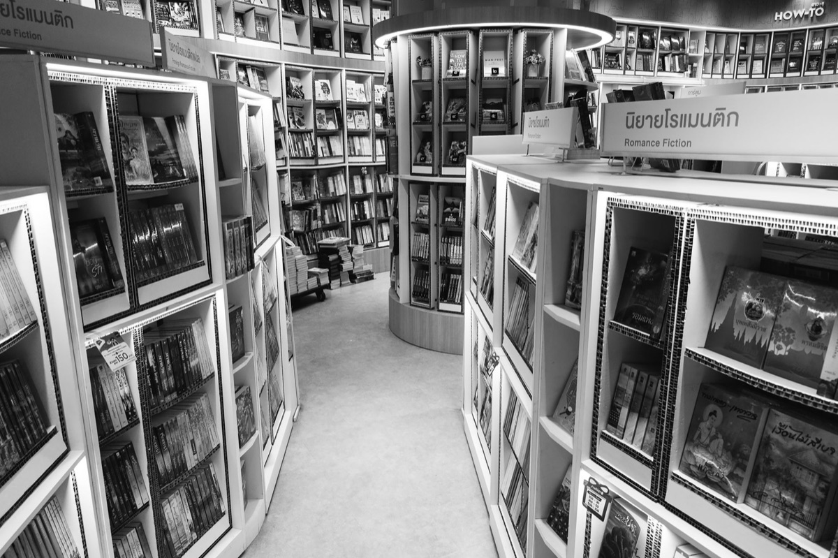 Interior de loja de editoriais na Noite da Seonghodong