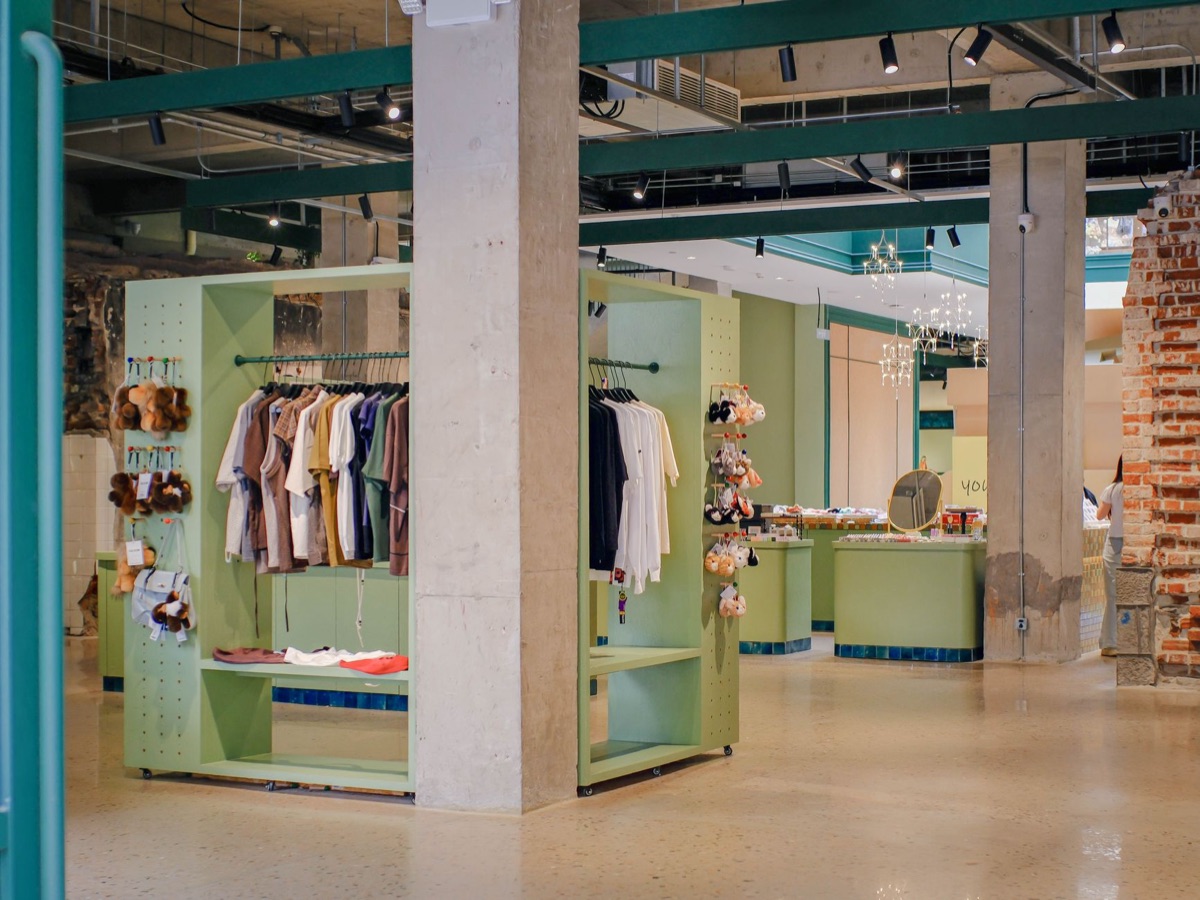 Dépôt de mode dans un magasin pop-up à Séoul