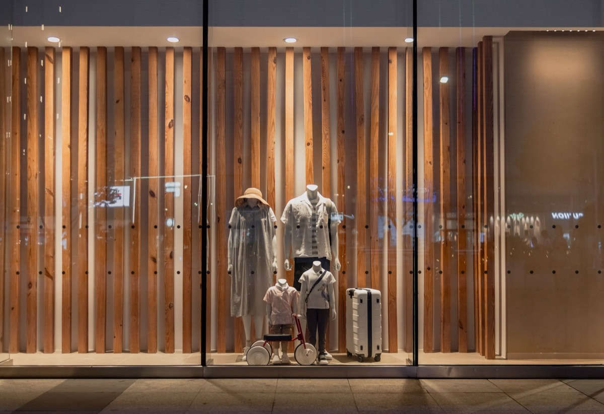 Un vetro di un pop-up store di Seoul con un'installazione di moda e contenuti