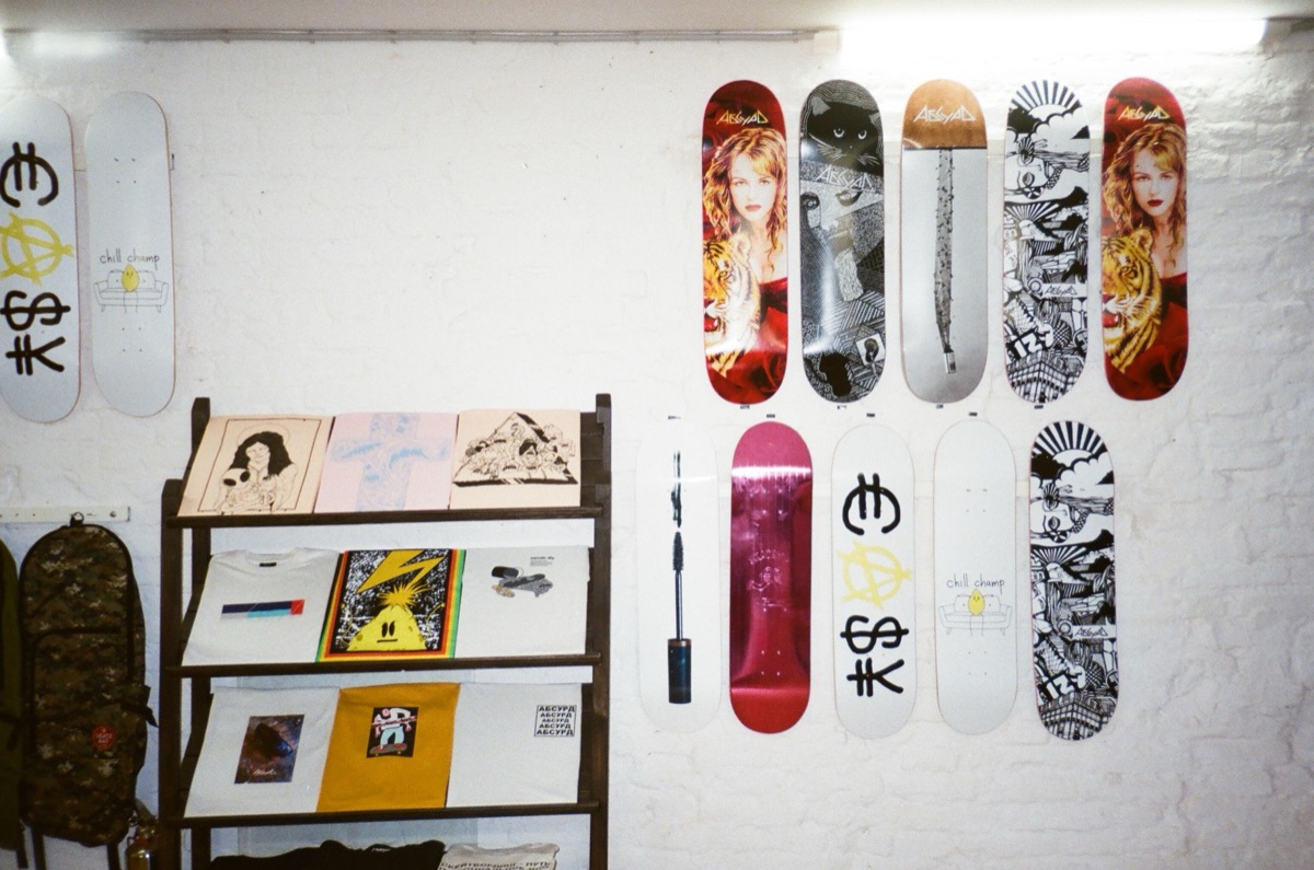 L'interno di un pop-up store di Seoul con un'atmosfera di moda e contenuti