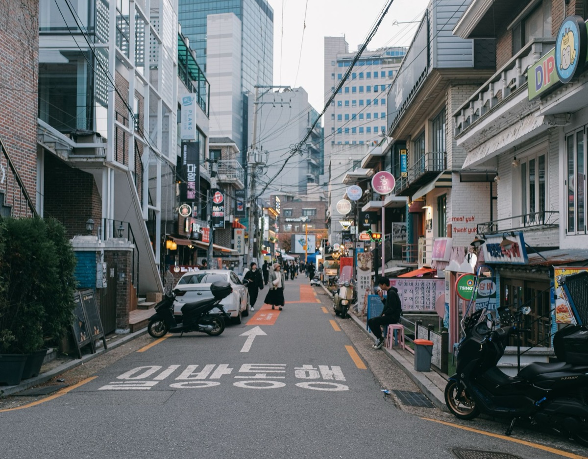 rua de compras em seoul com marcas de moda