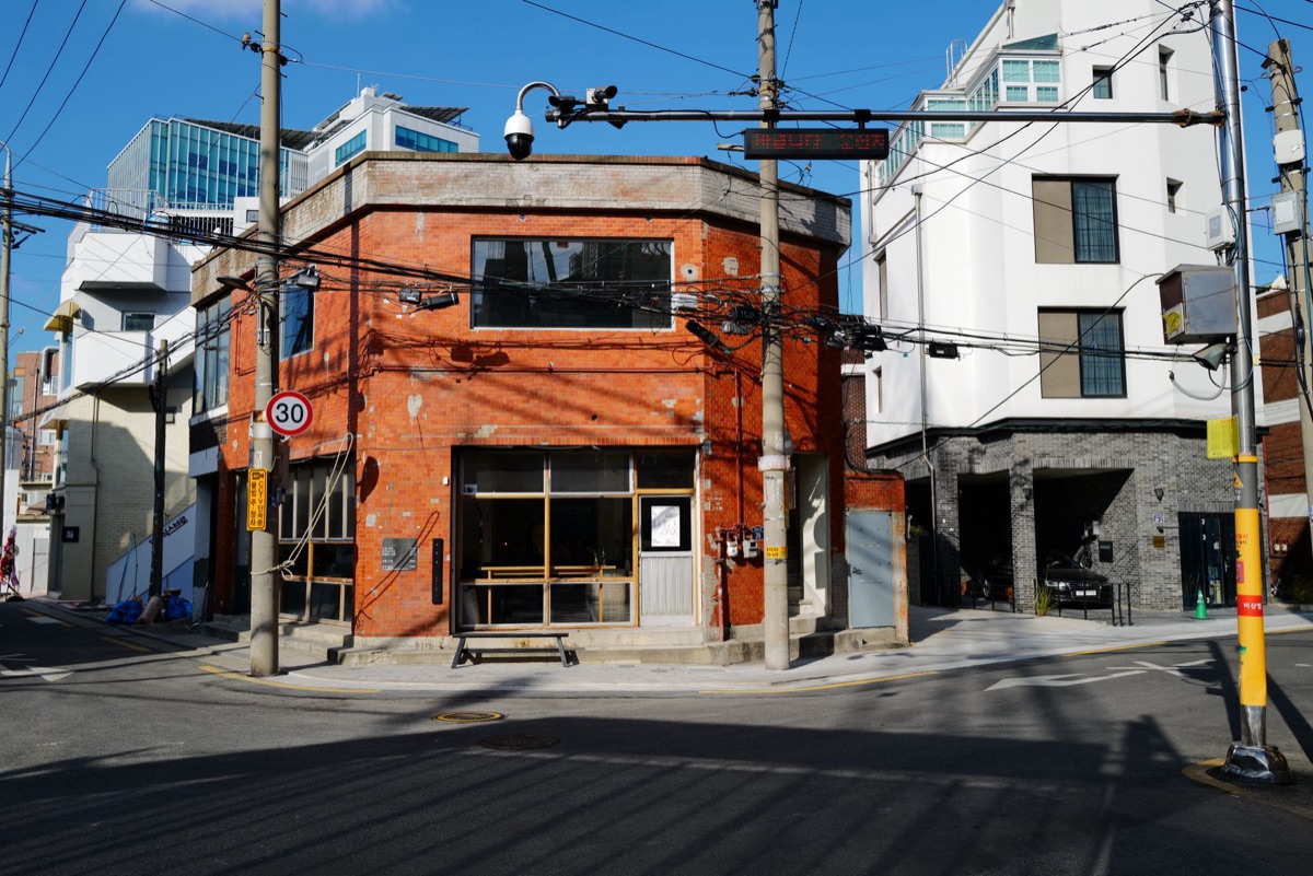 首爾服飾.pop-up店外觀，現代建築與街景