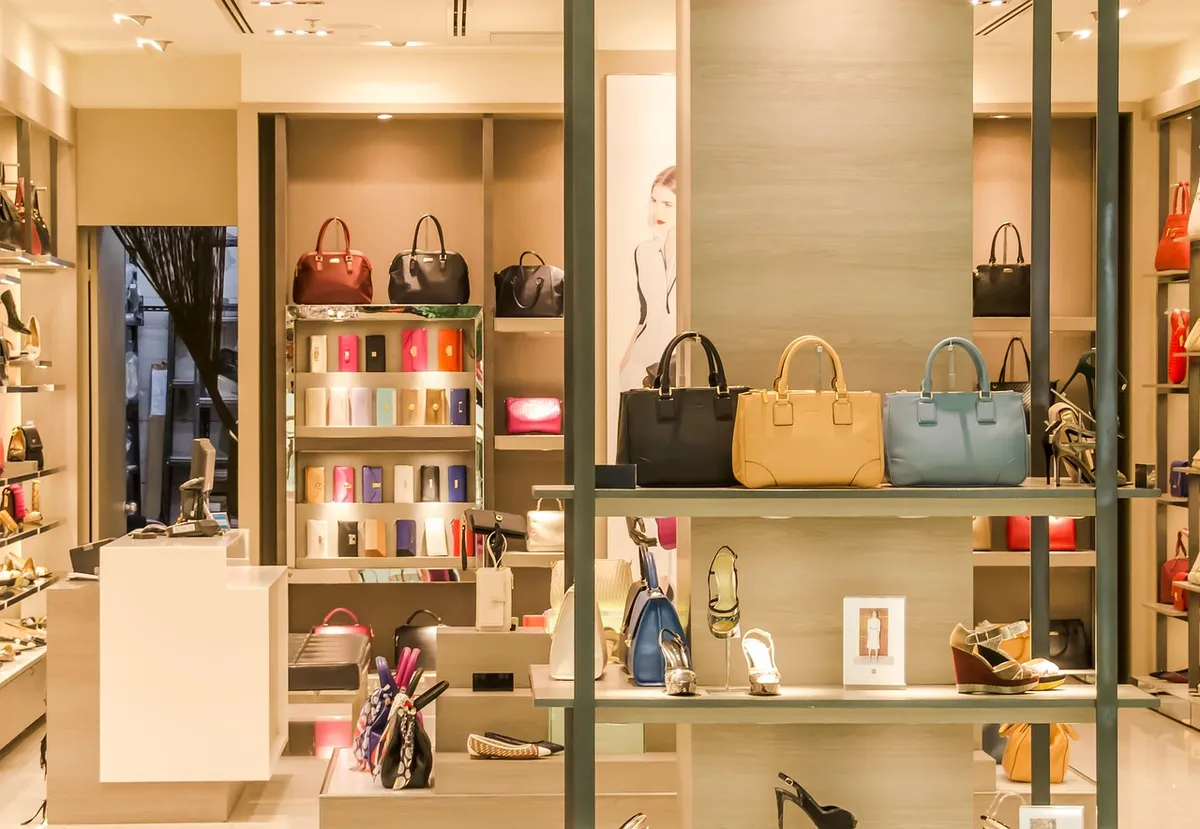 着用品、ブティック、バッグ、靴、店、店、ショッピング、レタル、ファッション、高級、棚、展示、店、店、店、店、店、店、店